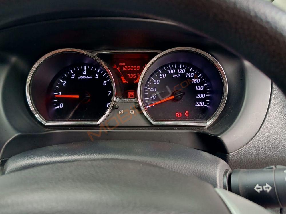 Mobil Nissan Livina 2014