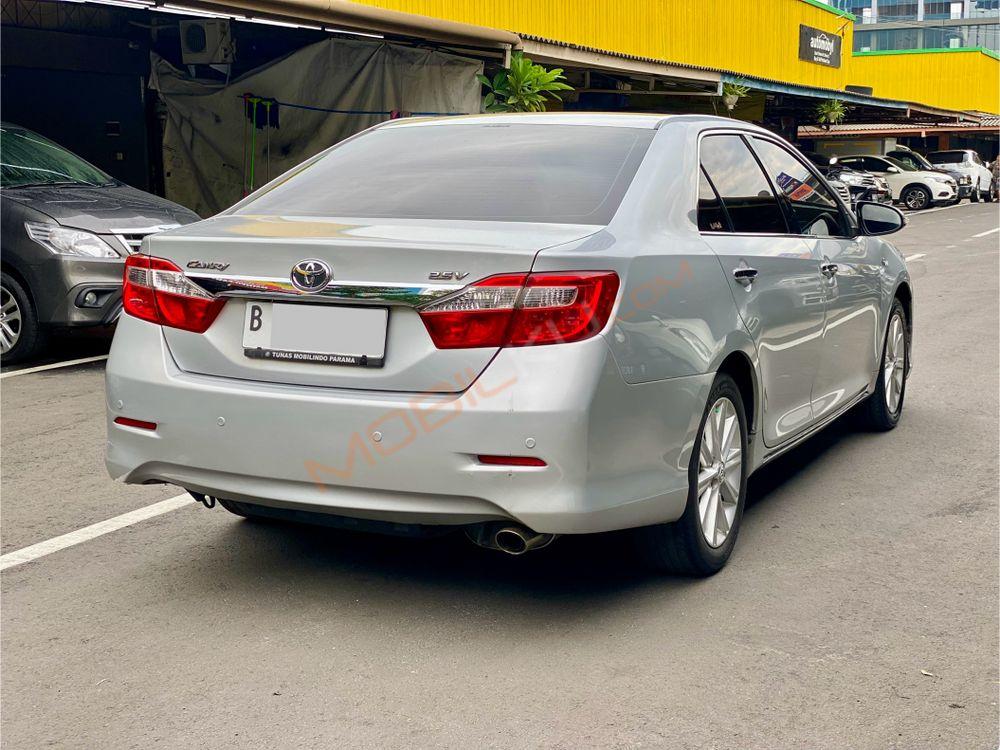 Mobil Toyota Camry 2013
