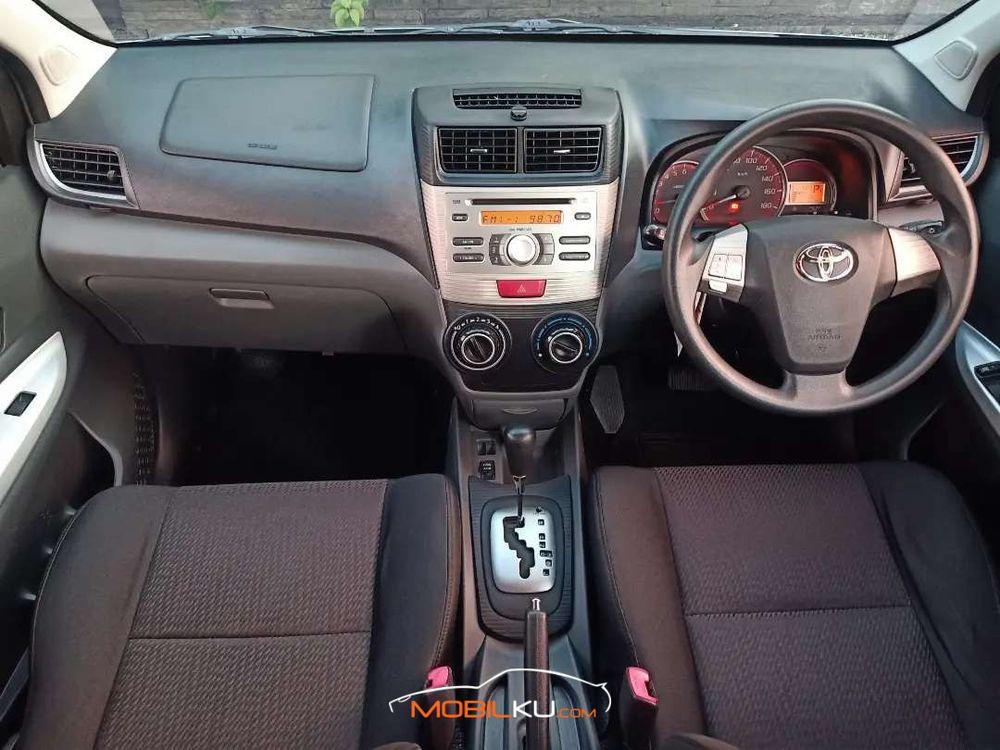 Mobil Toyota Avanza 2013