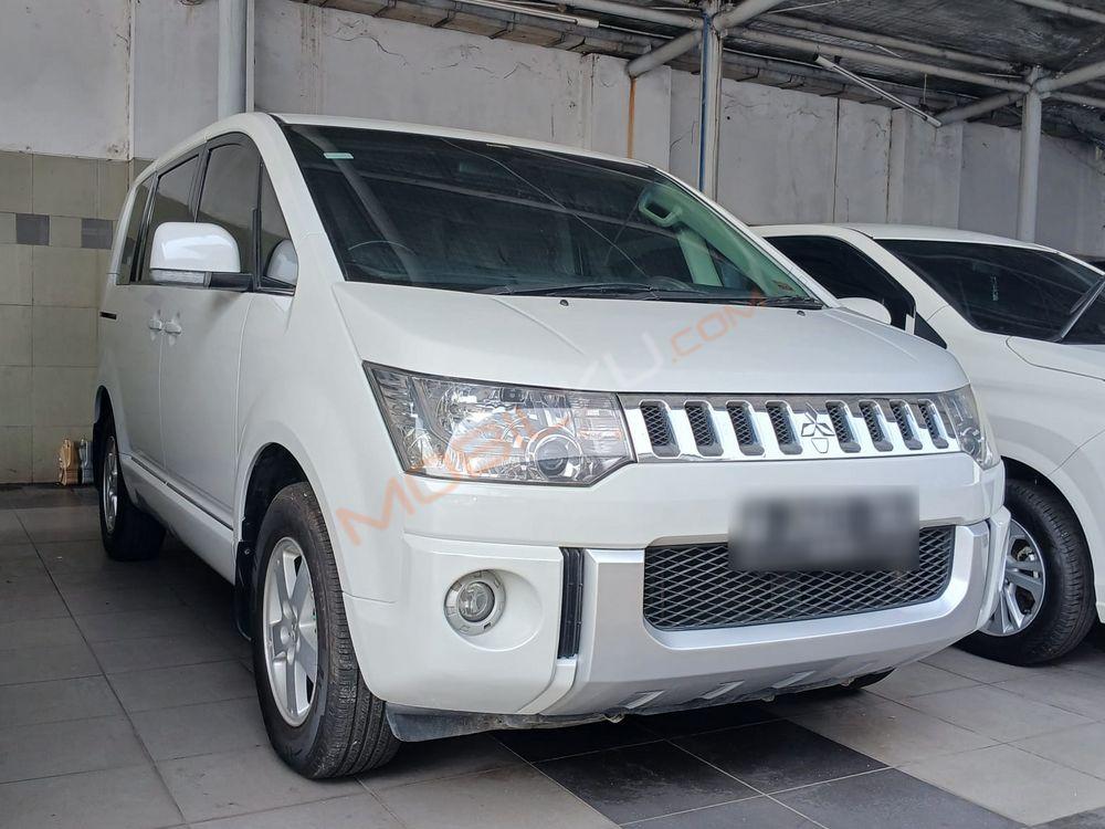 Mobil Mitsubishi Delica 2015