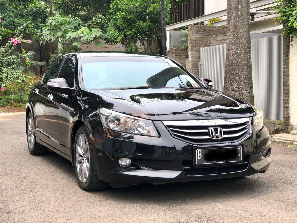 Mobil Honda Accord 2011