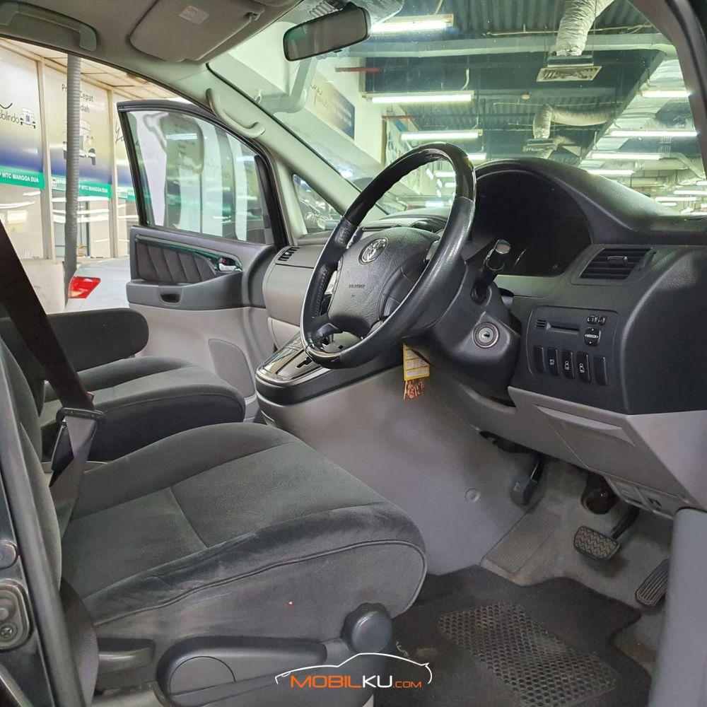 Mobil Toyota Alphard 2012