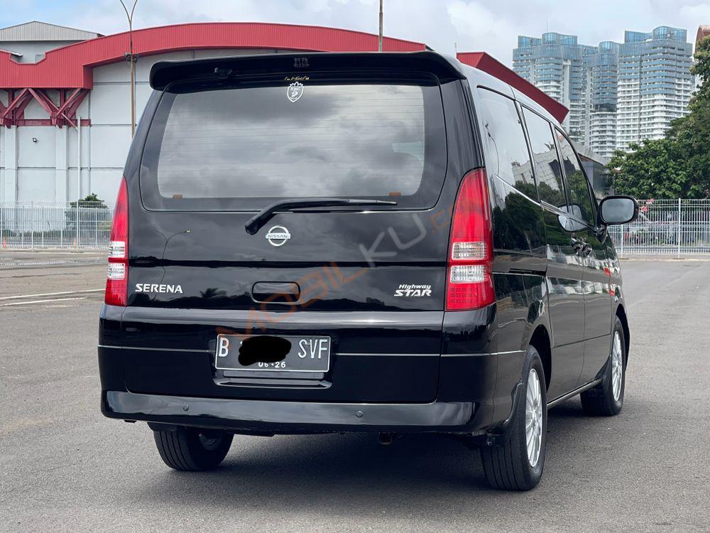 Mobil Nissan Serena 2011