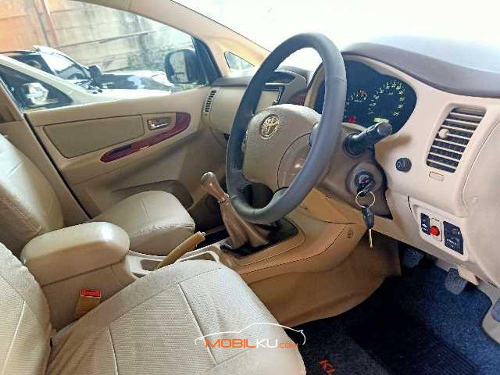 Mobil Toyota Kijang Innova 2005