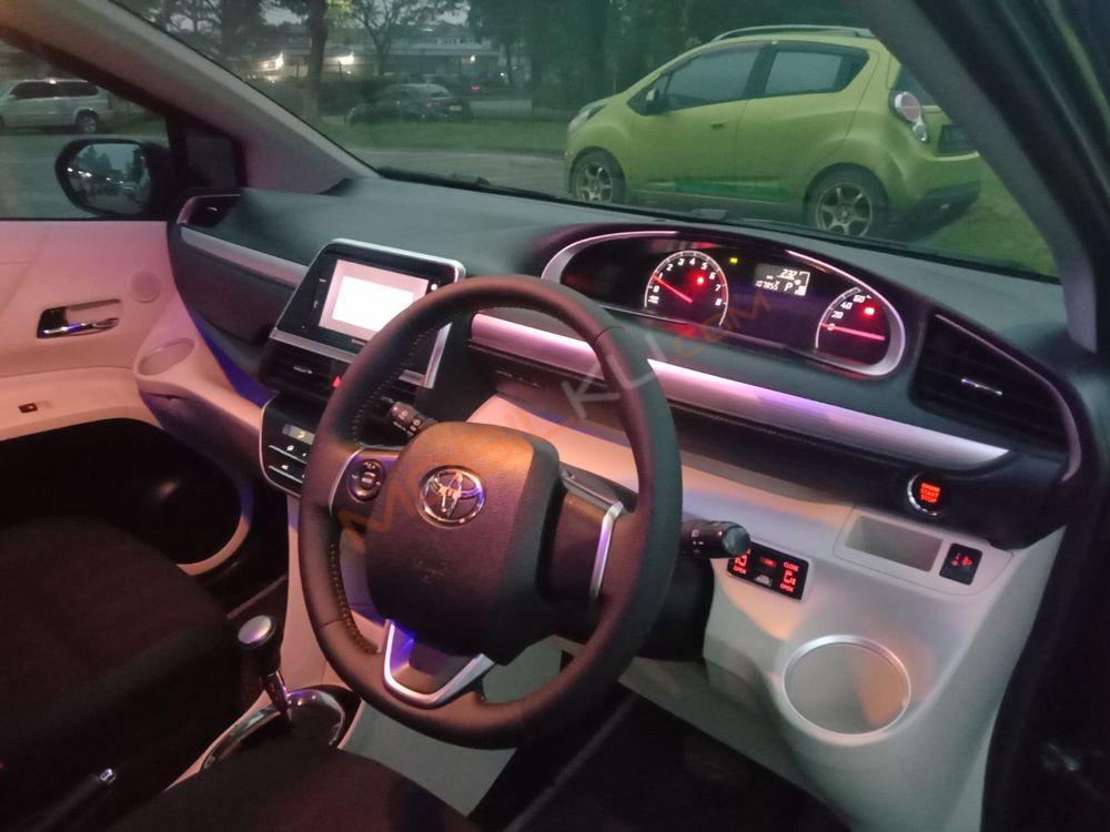 Mobil Toyota Sienta 2017