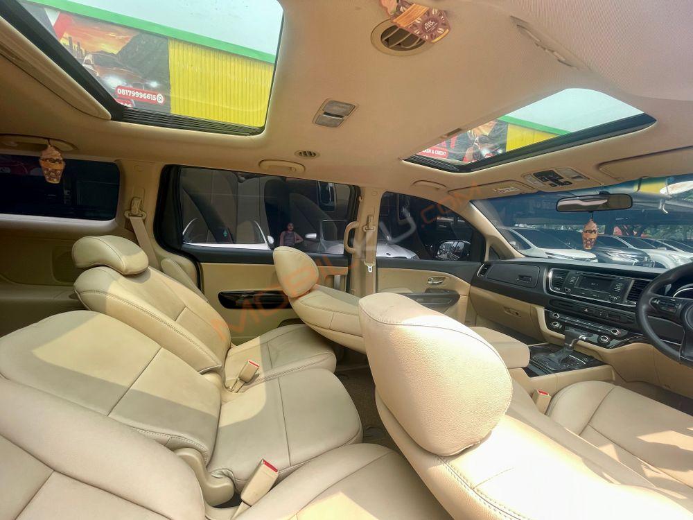 Mobil Kia Sedona 2017
