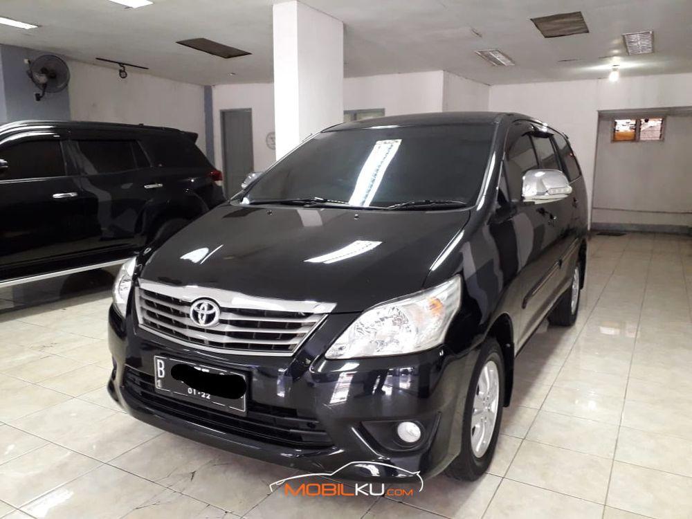 Mobil Toyota Kijang Innova 2012