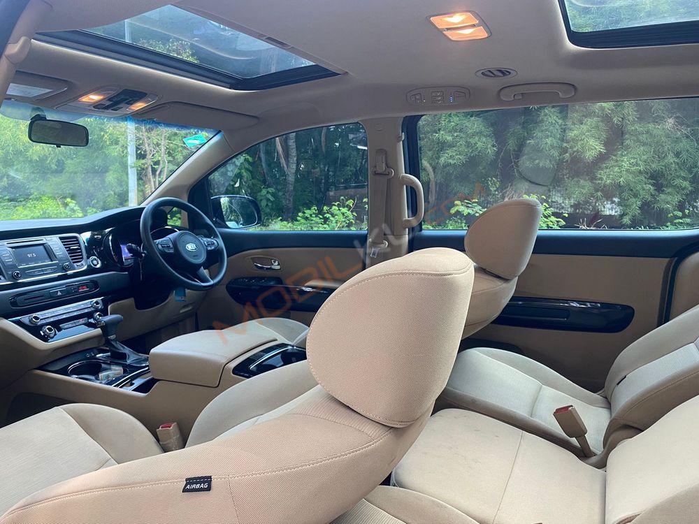 Mobil Kia Sedona 2017