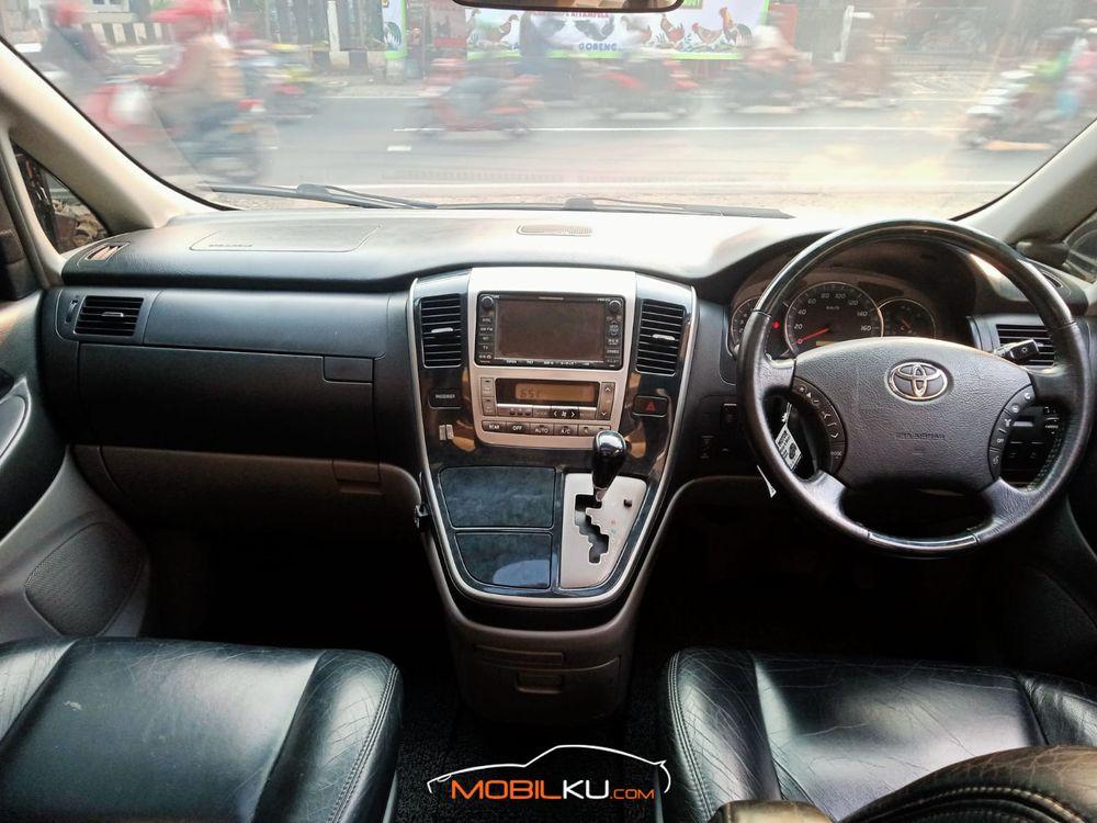 Mobil Toyota Alphard 2005