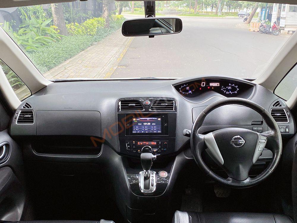 Mobil Nissan Serena 2013