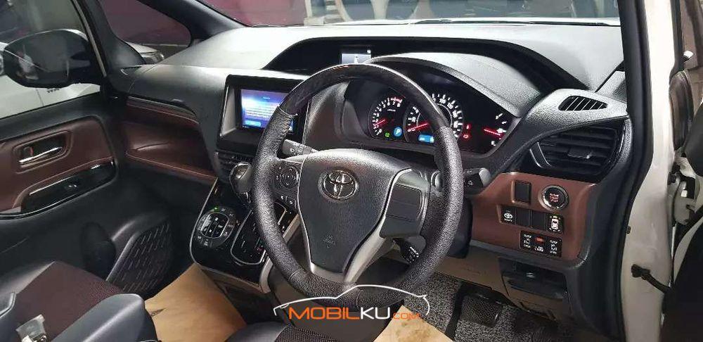 Mobil Toyota Voxy 2018