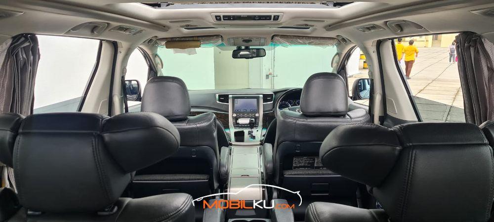 Mobil Toyota Vellfire 2013