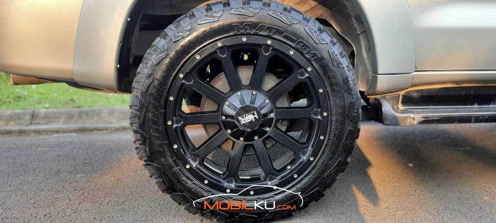 Mobil Toyota Fortuner 2005