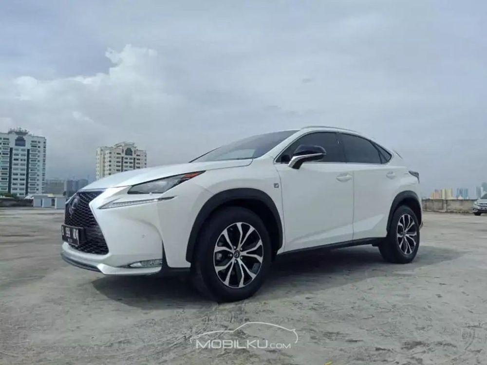 Mobil Lexus NX 2015