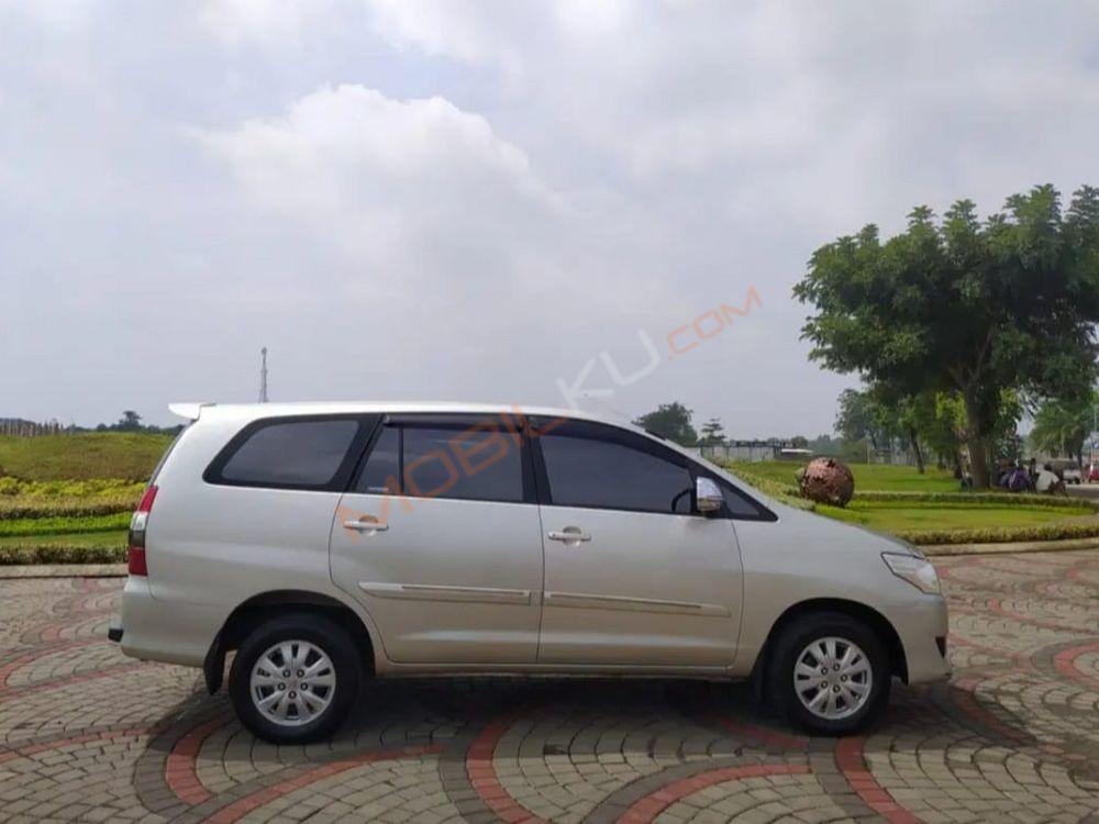 Mobil Toyota Kijang Innova 2013