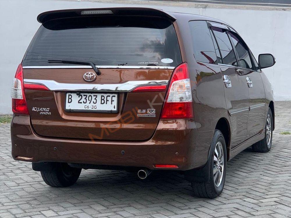 Mobil Toyota Kijang Innova 2015