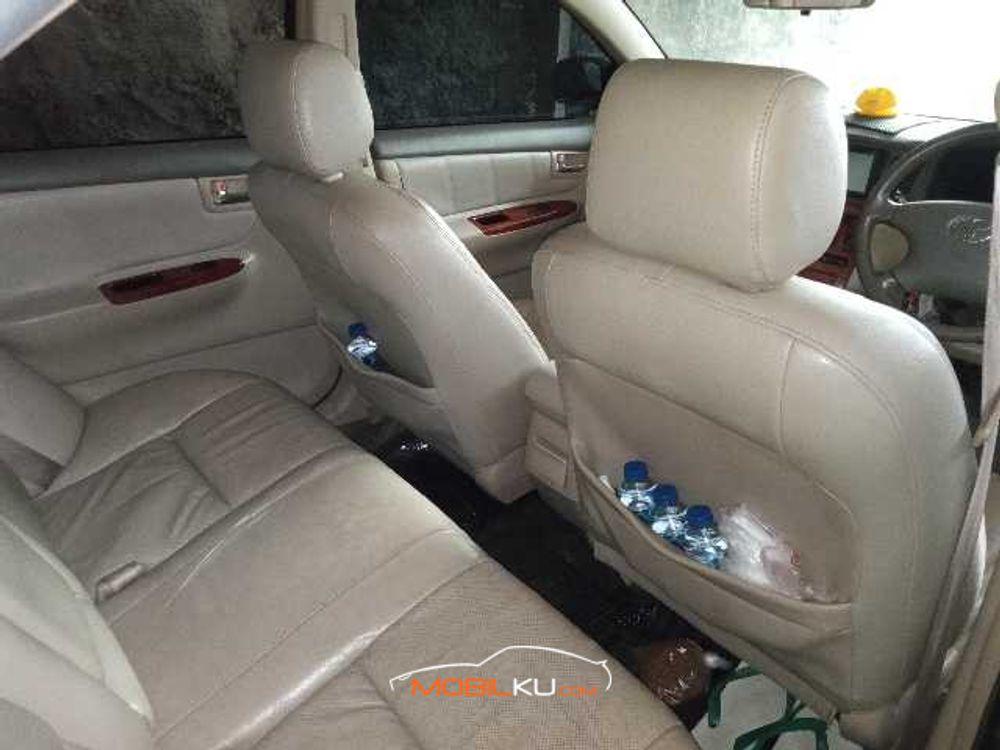 Mobil Toyota Corolla 2004