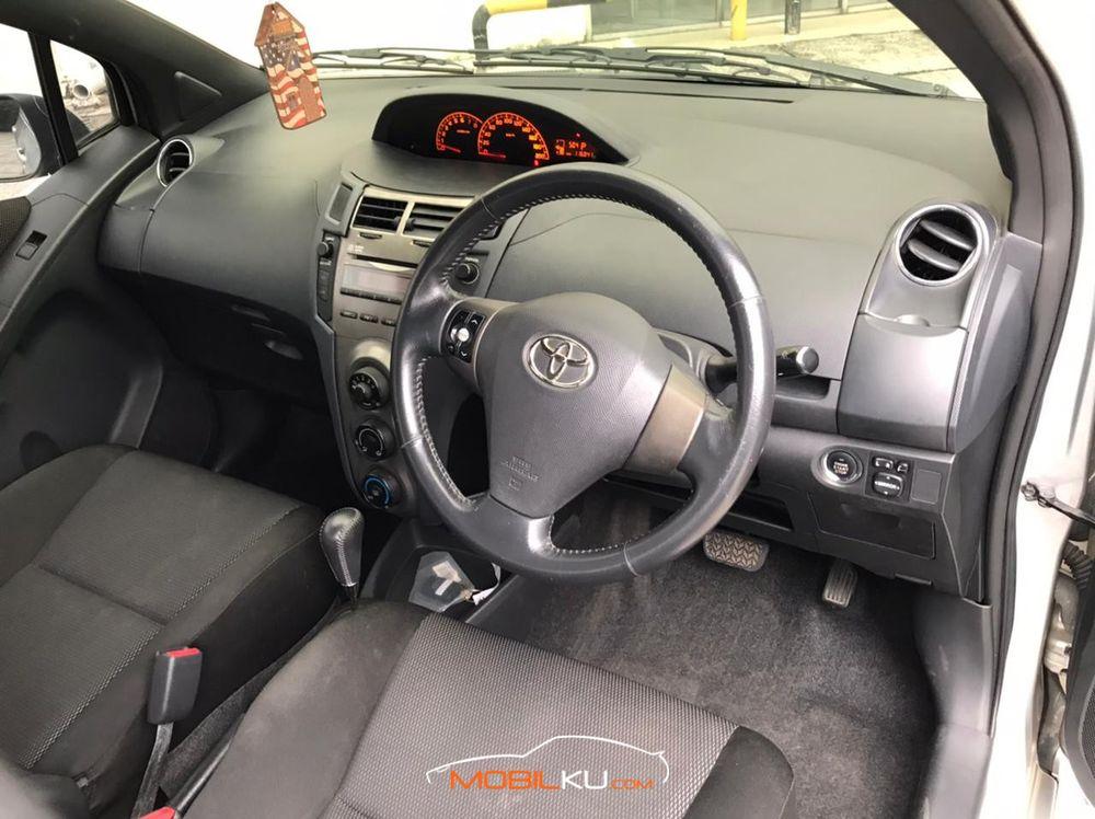 Mobil Toyota Yaris 2010