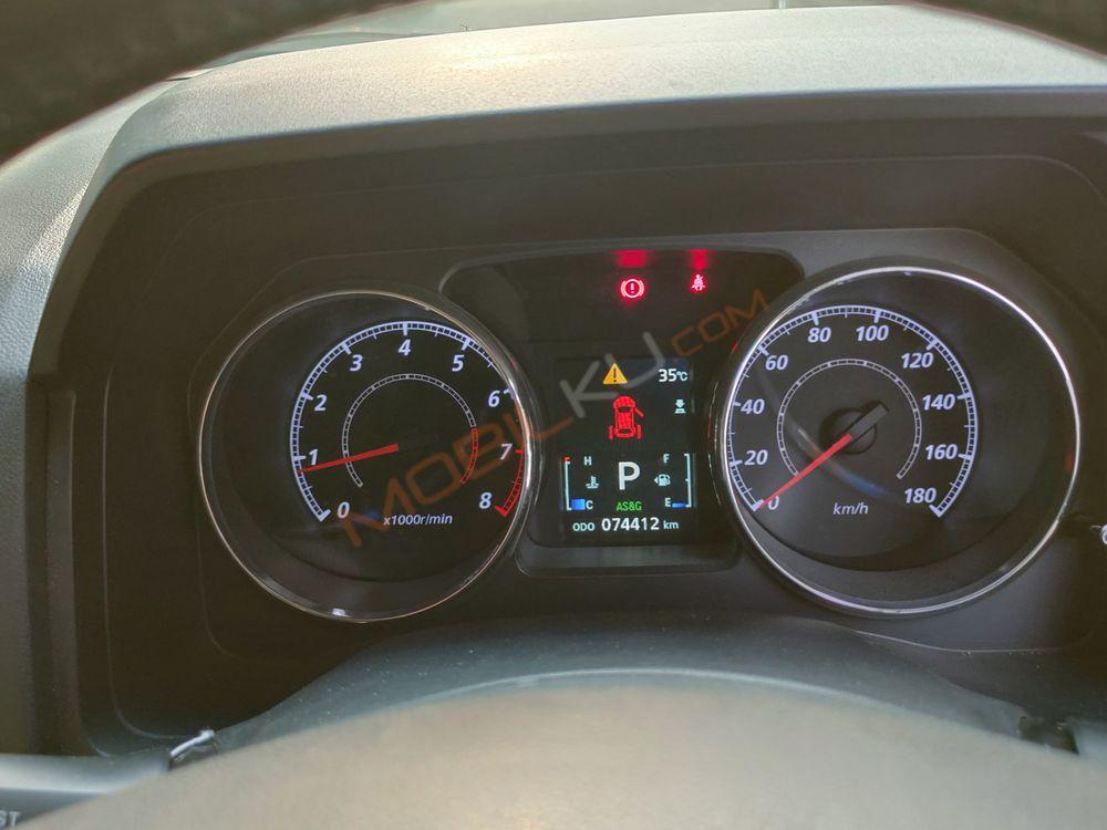 Mobil Mitsubishi Delica 2016