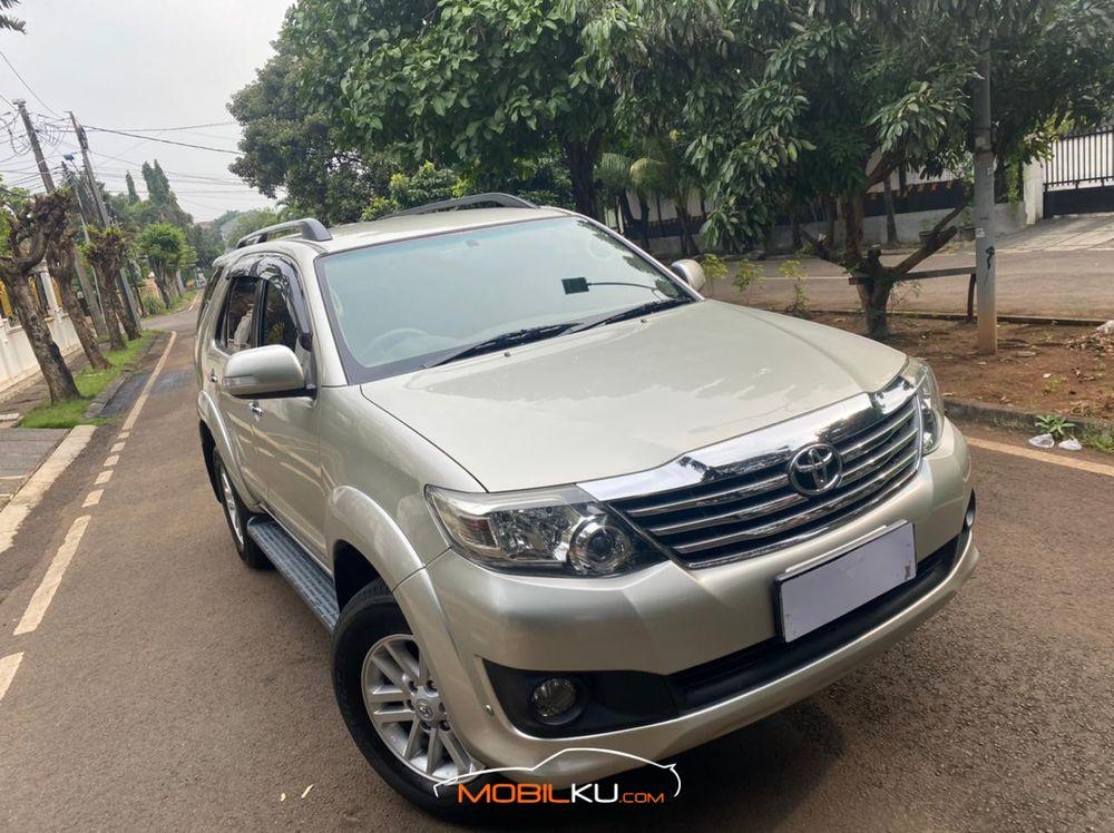 Mobil Toyota Fortuner 2011