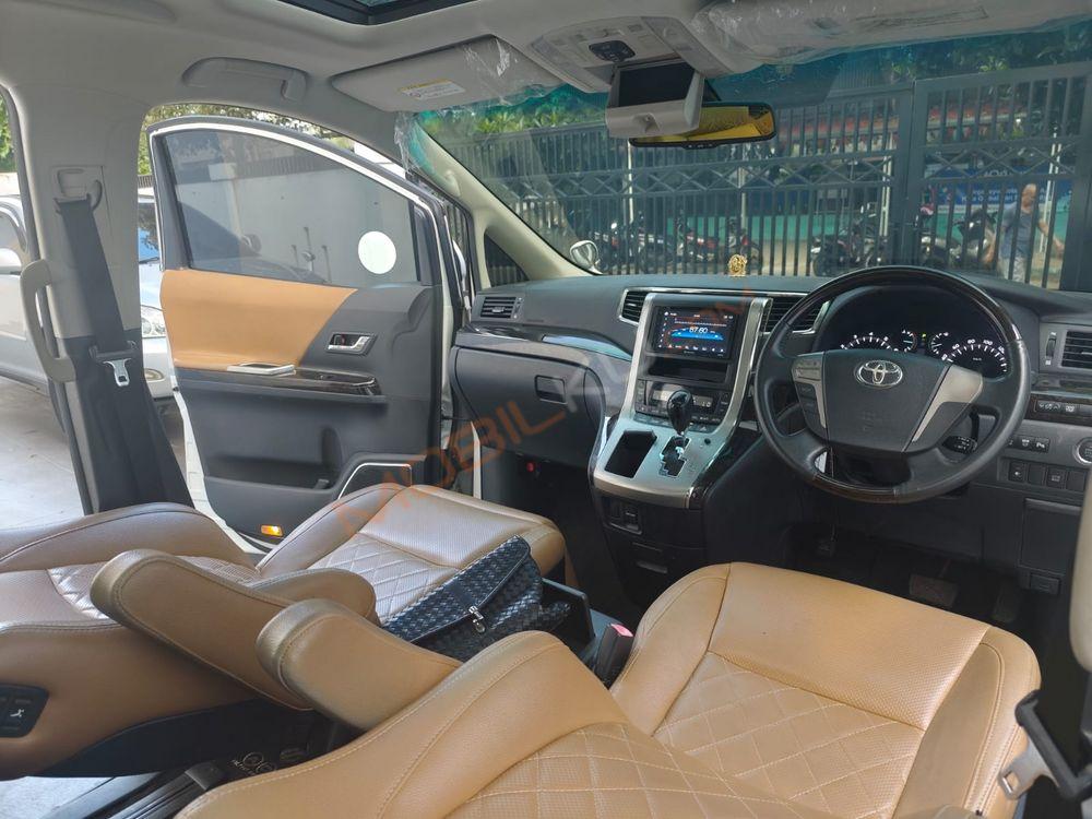 Mobil Toyota Alphard 2012