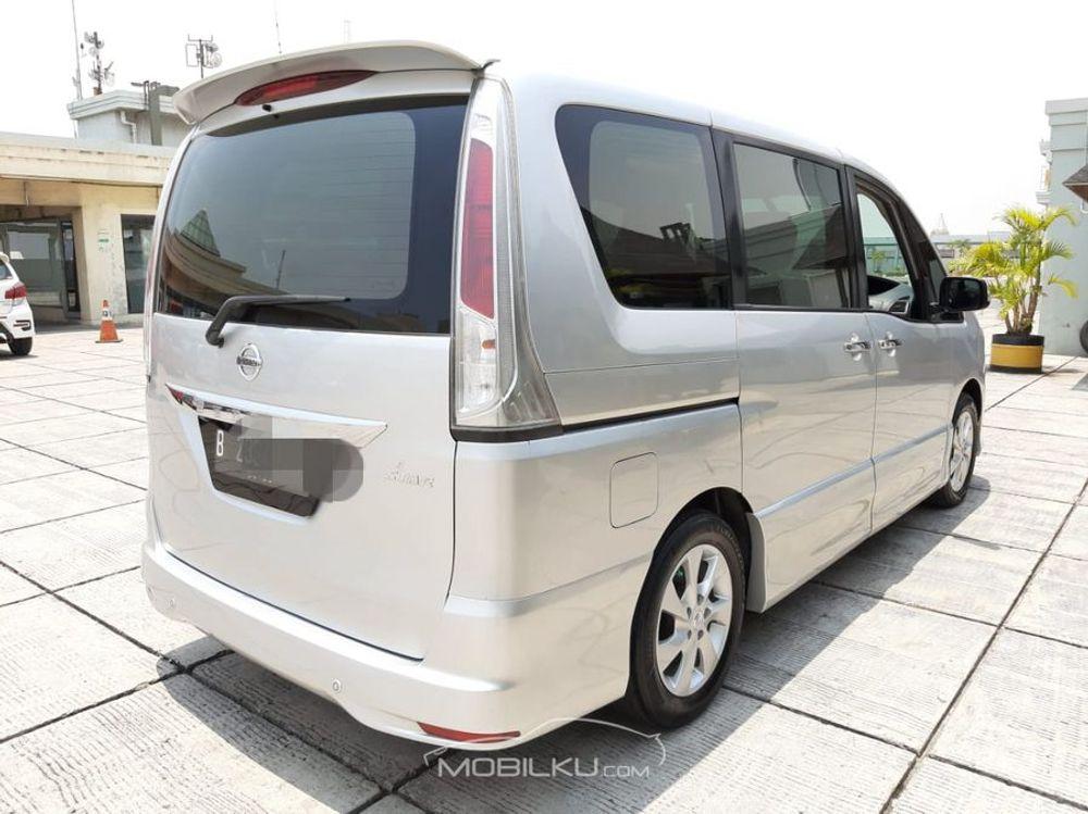 Mobil Nissan Serena 2013