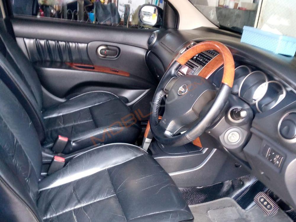 Mobil Nissan Grand Livina 2011