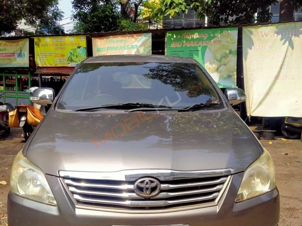 Mobil Toyota Kijang Innova 2012