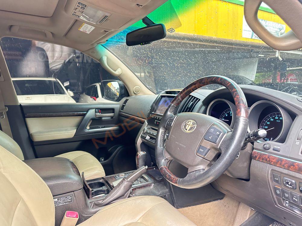 Mobil Toyota Land Cruiser 2010