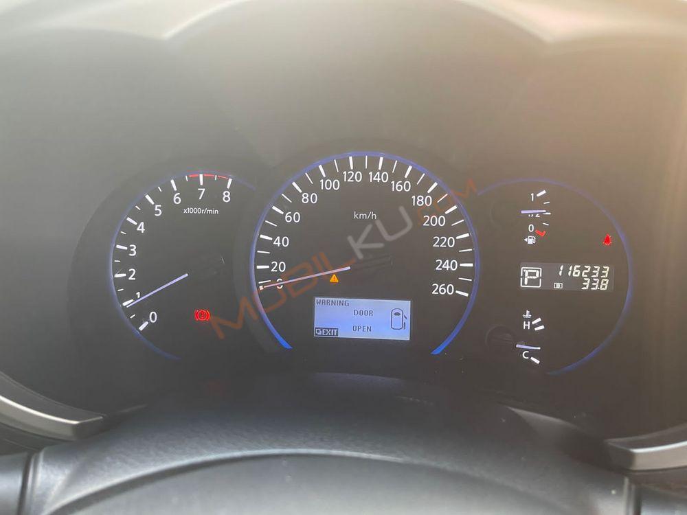 Mobil Nissan Elgrand 2013