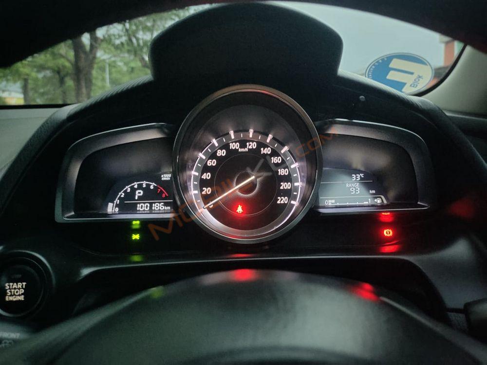 Mobil Mazda 2 Hatchback 2015