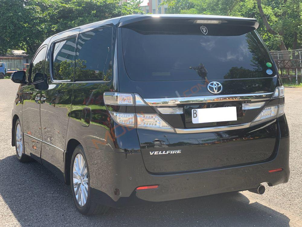 Mobil Toyota Vellfire 2013