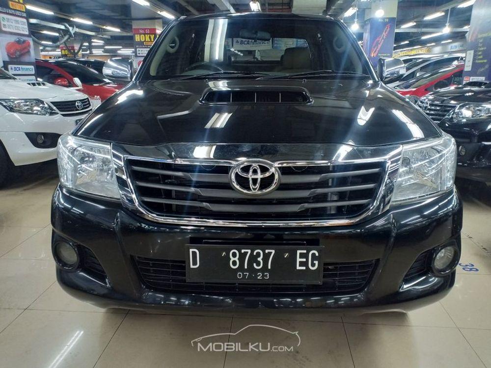 Mobil Toyota Hilux 2013