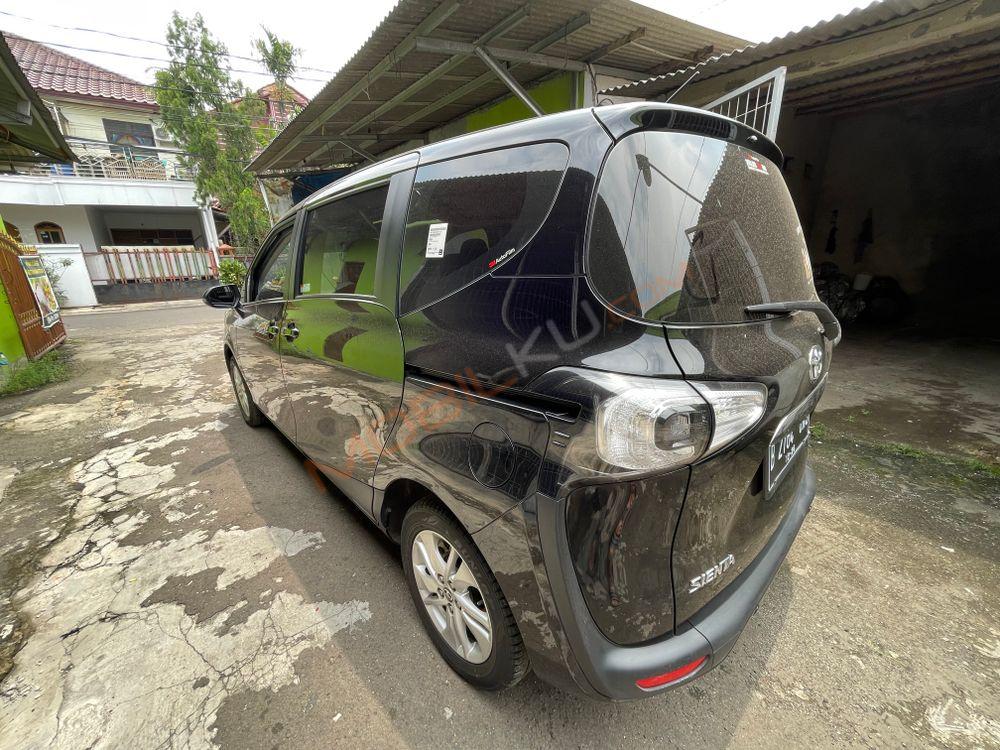 Mobil Toyota Sienta 2016
