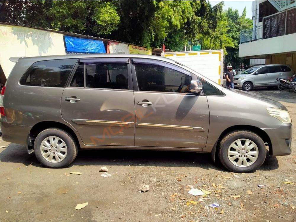 Mobil Toyota Kijang Innova 2012