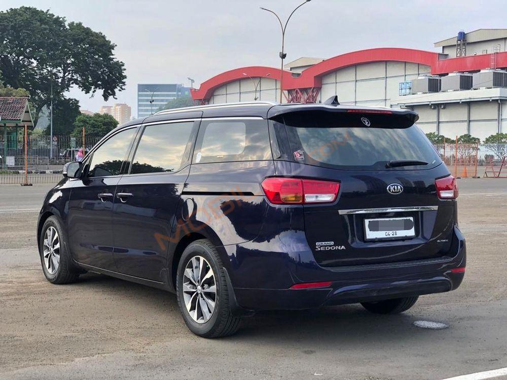 Mobil Kia Sedona 2017