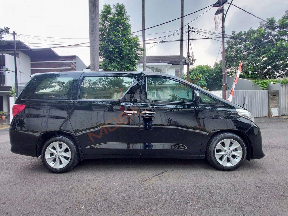 Mobil Toyota Alphard 2012