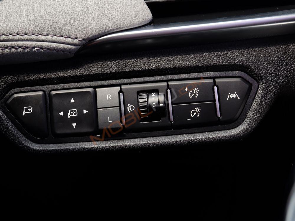 Mobil Wuling Almaz 2021