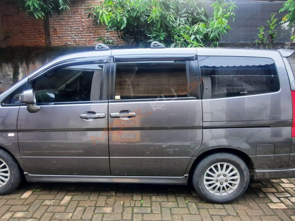Mobil Nissan Serena 2012