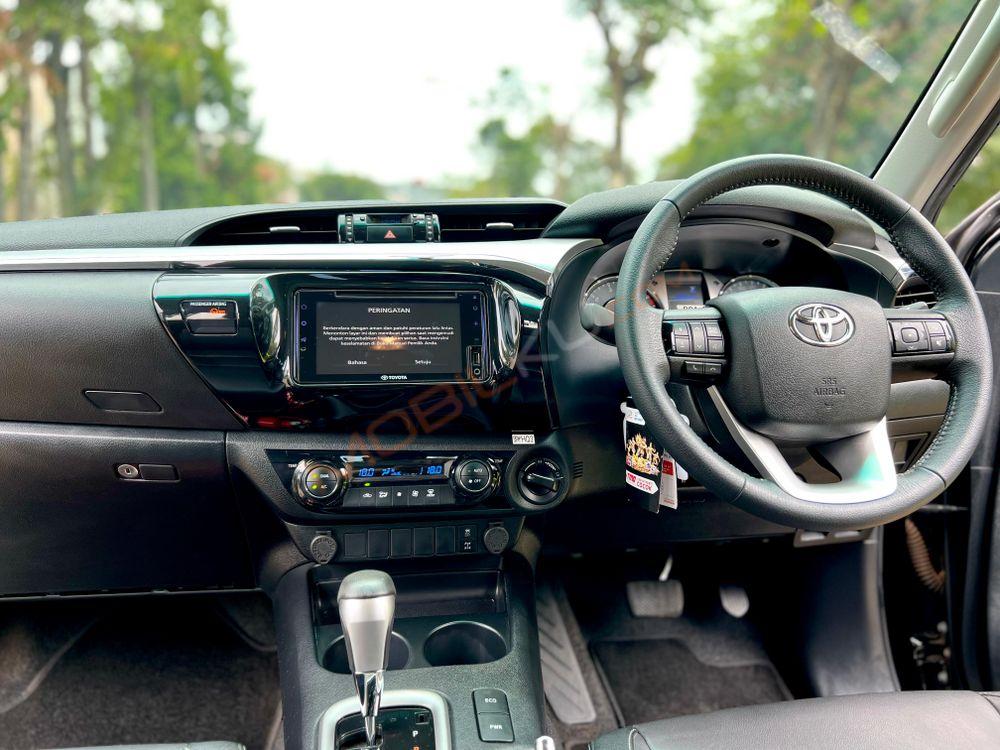 Mobil Toyota Hilux 2023