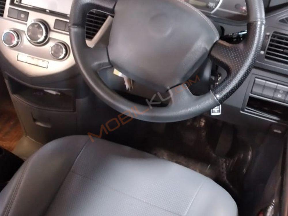 Mobil Kia Carens 2005