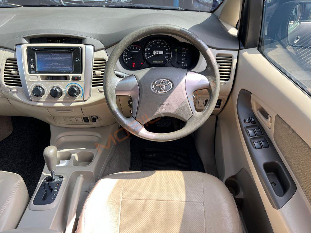 Mobil Toyota Kijang Innova 2014