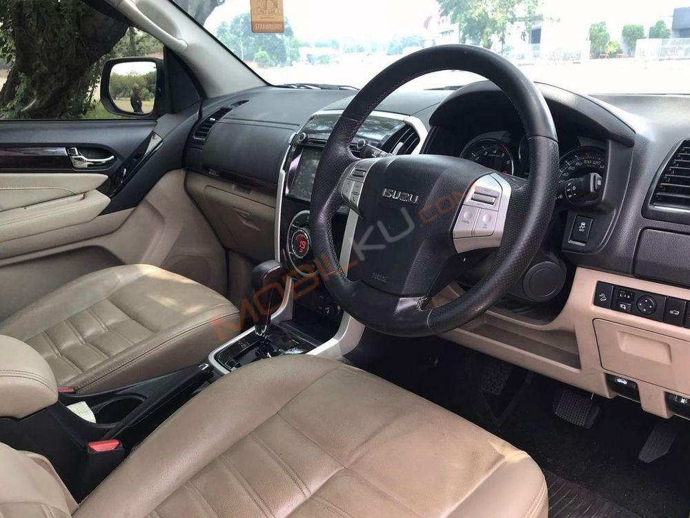 Mobil Isuzu MU-X 2017