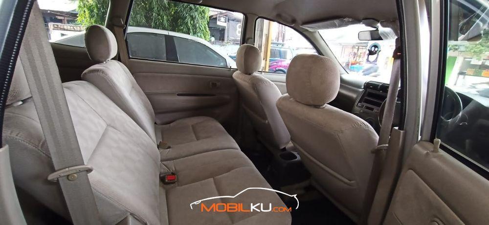 Mobil Toyota Avanza 2011