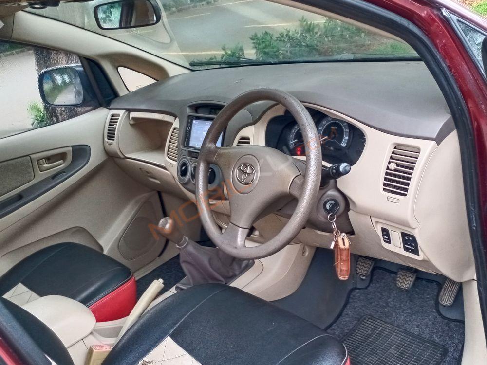 Mobil Toyota Kijang Innova 2005