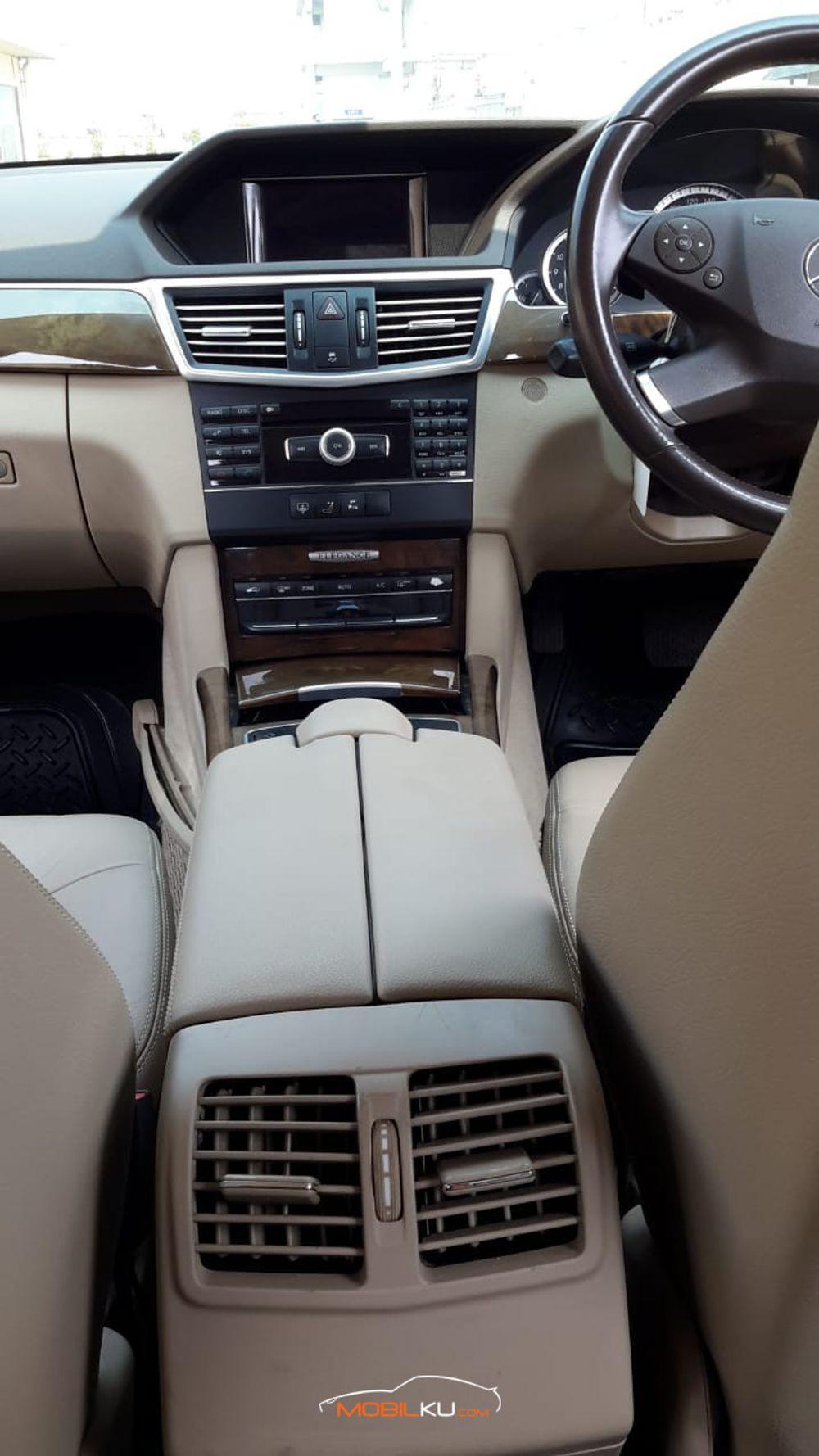 Mobil Mercedes-Benz E-Class 2009