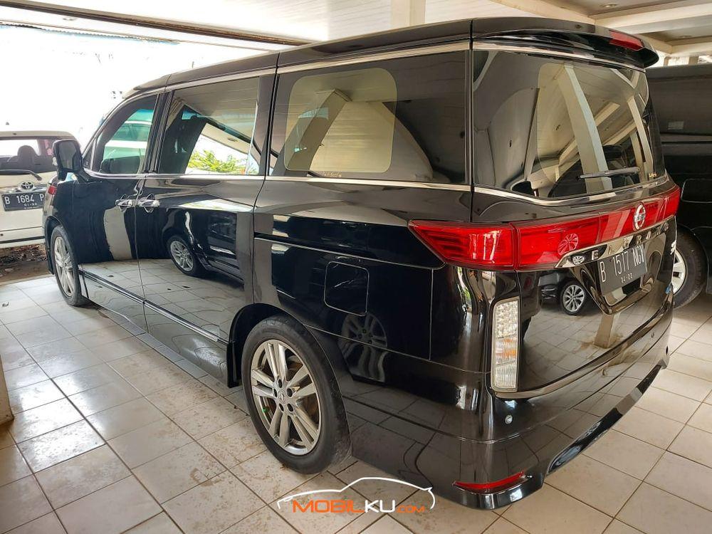 Mobil Nissan Elgrand 2011