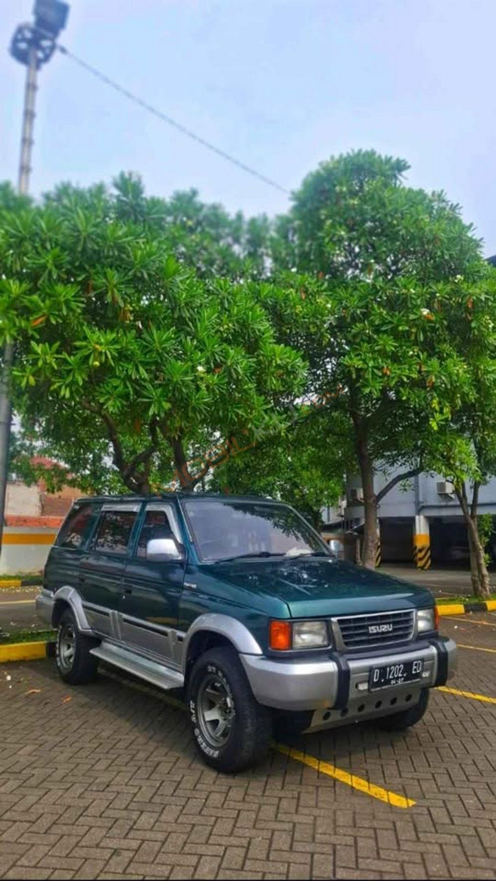 Mobil Isuzu Panther 1999