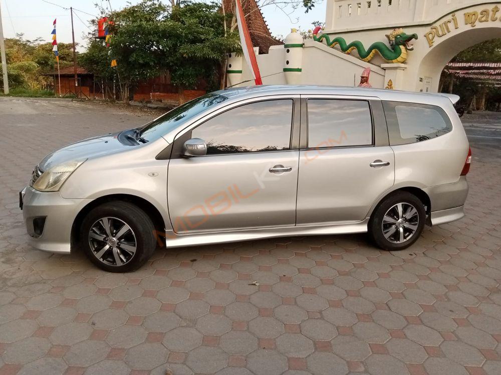 Mobil Nissan Livina 2012