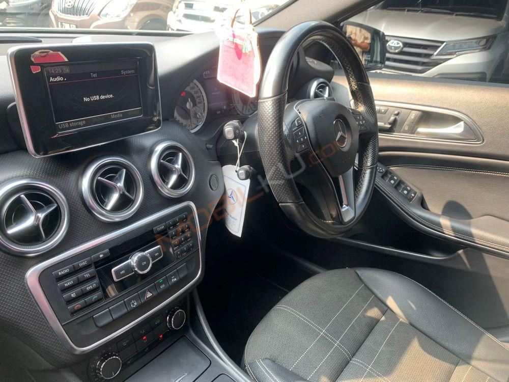 Mobil Mercedes-Benz A-Class 2013